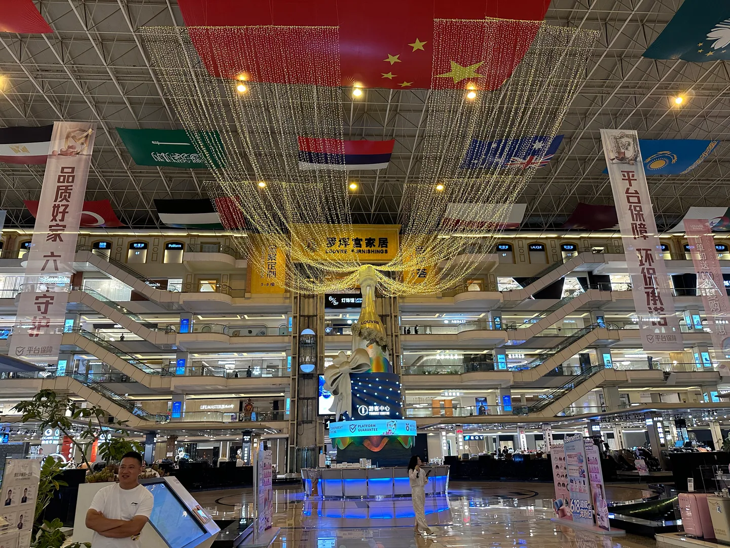 Home 10 Large Foshan furniture mall used for multi-brand product comparison